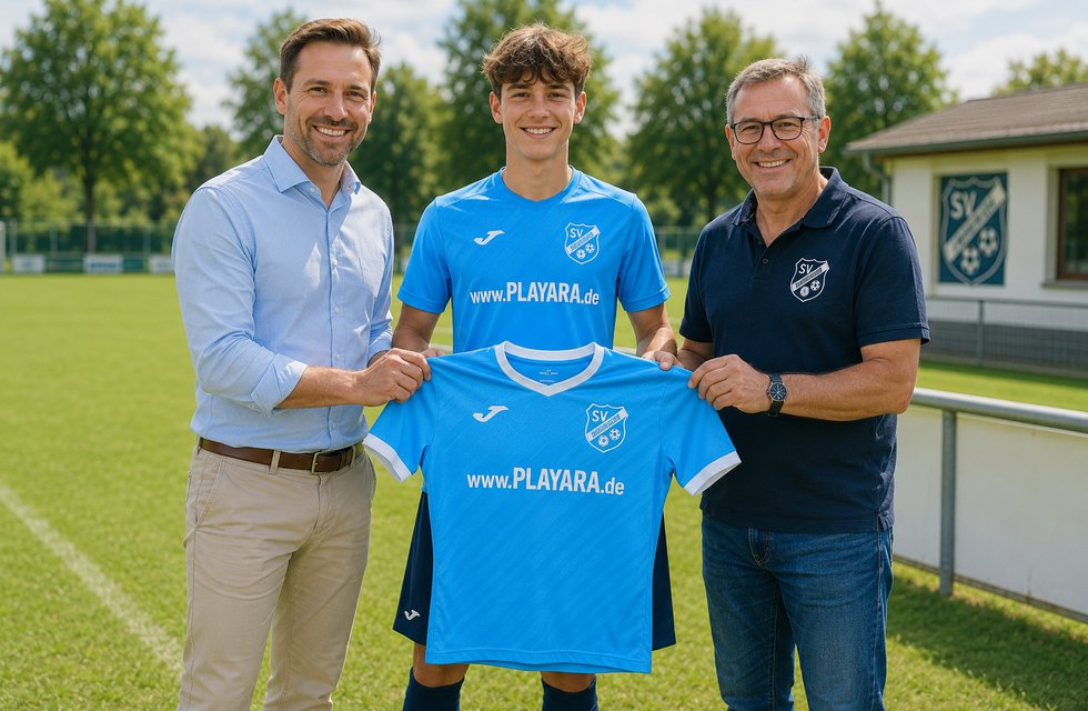 Vereinssponsor überreicht PLAYARA-Trikot – digitale Sponsorenpartnerschaft im Amateurfußball